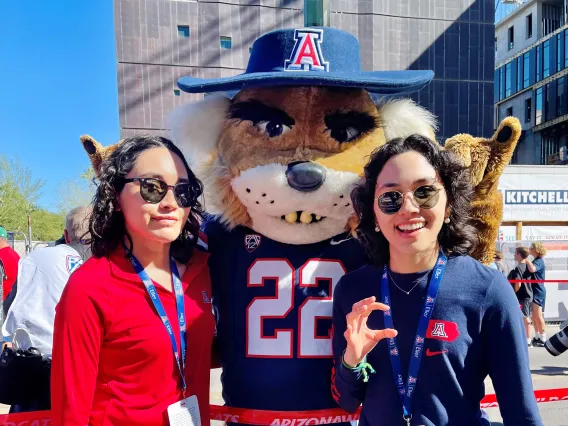 Photo of alumnas Paulina and Fernanda Bueno