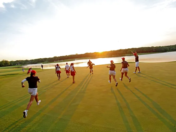 Haley Moore and team, 2018 Women’s Golf National Champions / Bruce Waterfield photo 