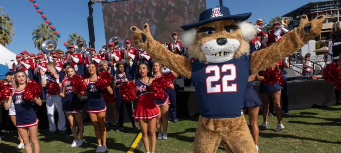 Wilbur in front of cheerleaders