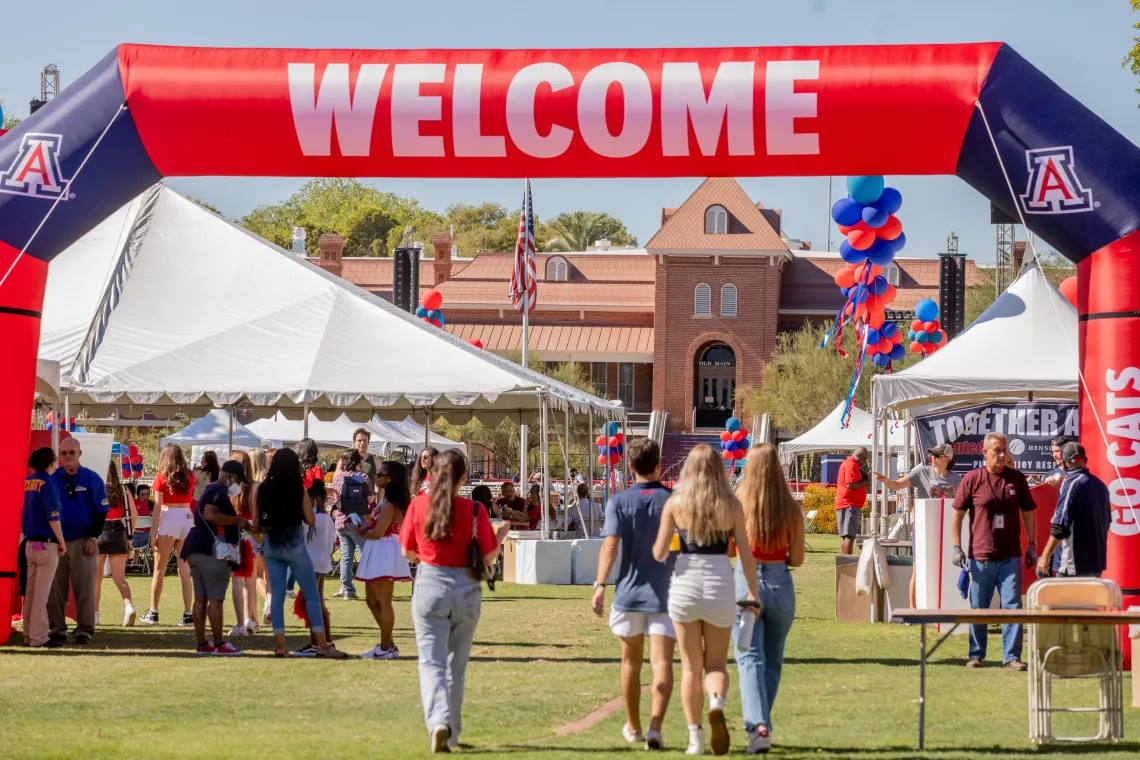 Giant welcome sign in front of party on the Mall