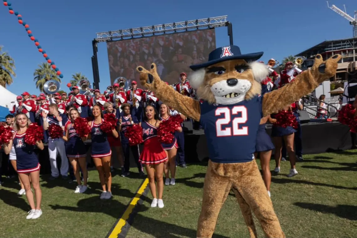 Wilbur in front of cheerleaders