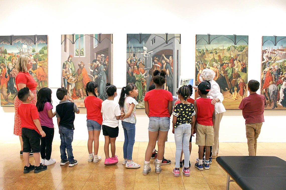 Schoolchildren explore the Altarpiece from Ciudad Rodrigo in UAMA