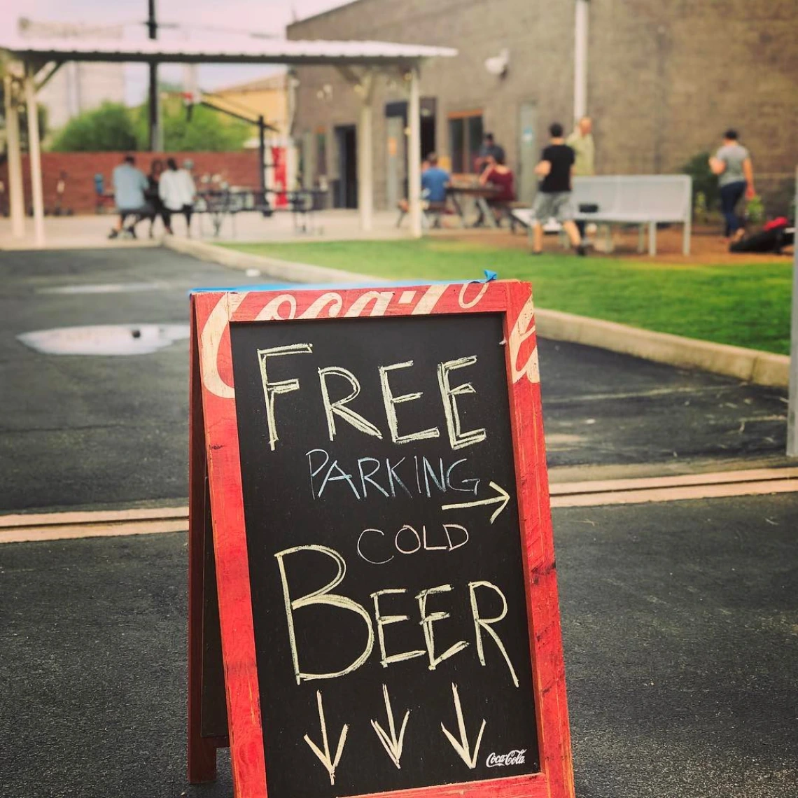 A sign that says free parking and cold beer