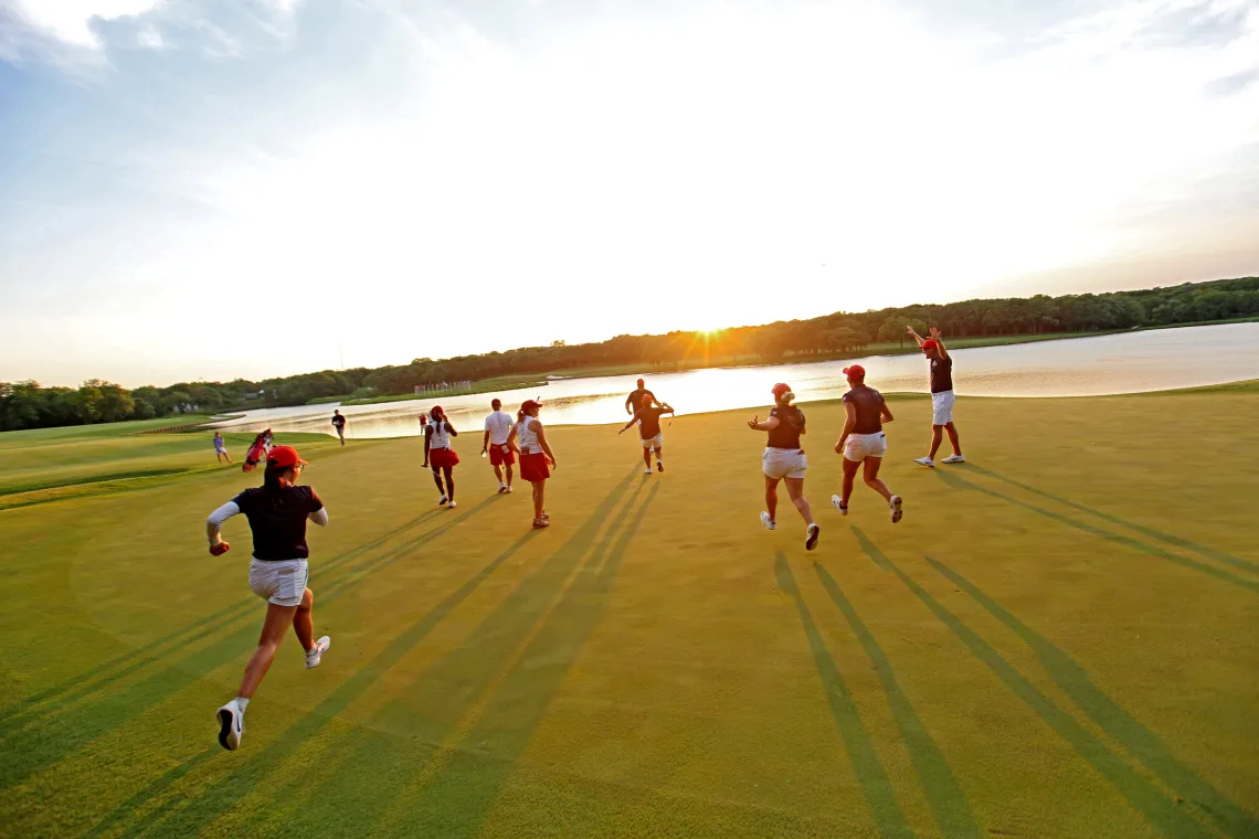 Haley Moore and team, 2018 Women’s Golf National Champions / Bruce Waterfield photo