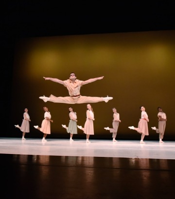 A photograph of UArizona School of Dance students 